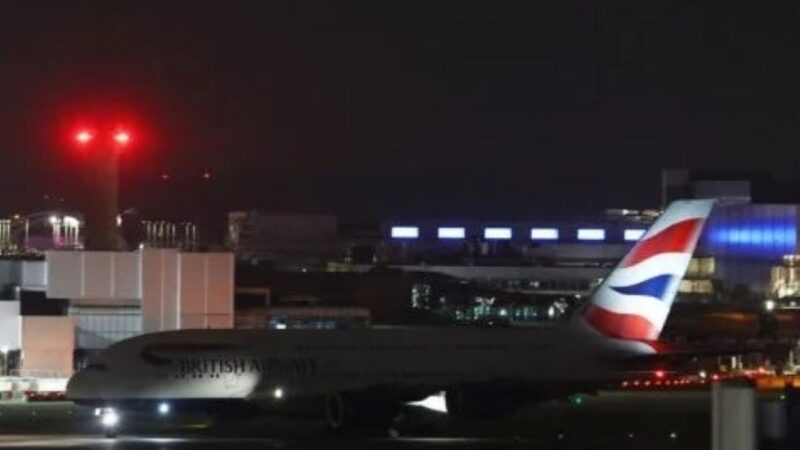 Após incêndio, aeroporto de Heathrow retoma voos de forma parcial