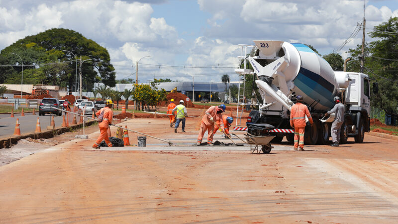 Concretagem em pavimento rígido leva mais conforto e segurança para condutores e durabilidade às vias do DF