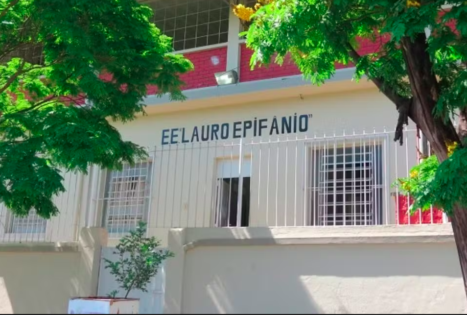 Mãe de aluno é detida após agredir professora na porta de escola em Divinópolis