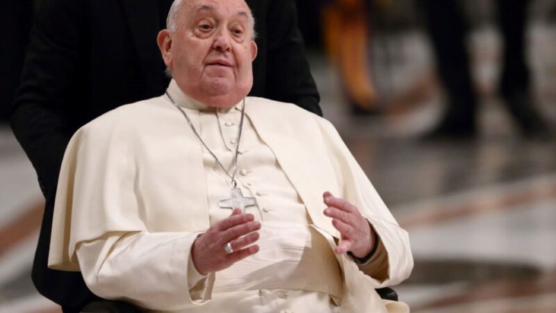 Vaticano: cardeal diz que papa Francisco tem que “reaprender a falar”