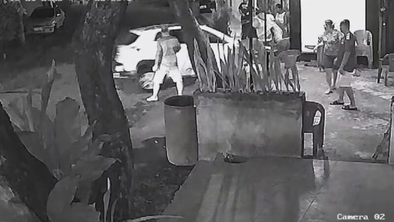 Motorista é preso após atropelar pessoas em frente a bar no Rio. Vídeo