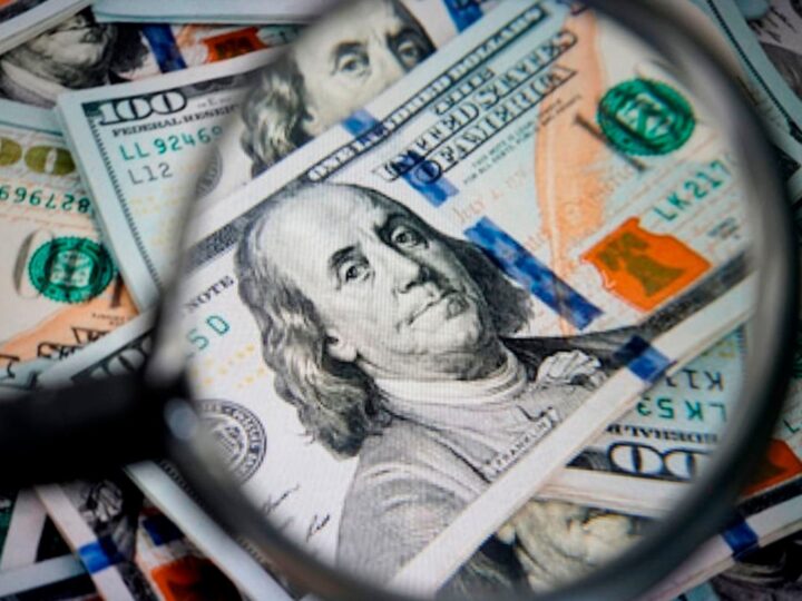 Dólar dispara com investidor avesso a risco e à espera do Copom