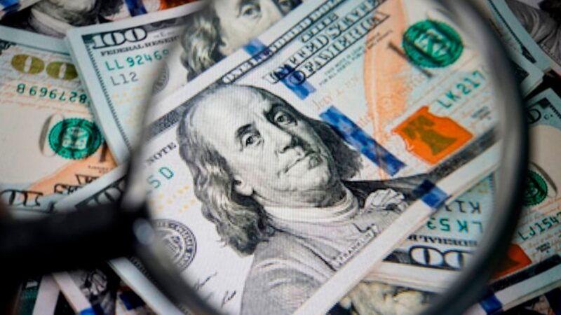 Dólar sobe a R$ 5,71 com freio na economia global. Bolsa tem leve alta