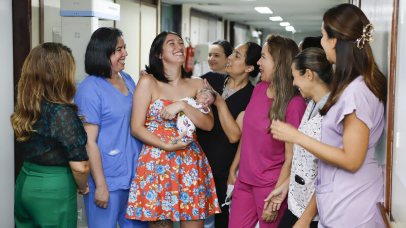 Nascida aos seis meses de gestação, bebê mais prematura da história do HRT deixa unidade neonatal