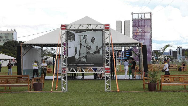 Exposições na Esplanada levam público a um mergulho na história de Brasília