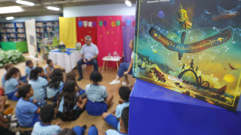 Biblioteca desenhada por Niemeyer promove conversa de alunos com autor de livro sobre Brasília
