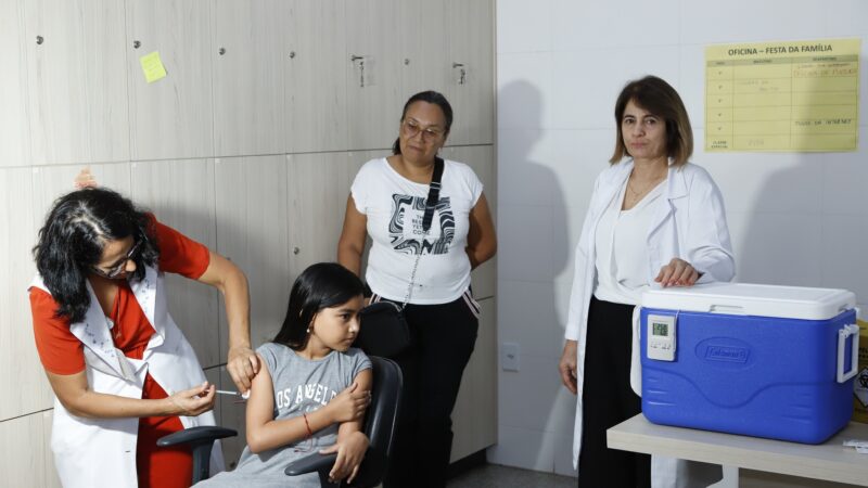 Alunos da Escola Classe 11 de Taguatinga atualizam caderneta de vacinação