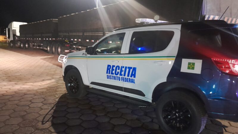 Receita do DF apreende cargas com 5 mil garrafas de rum e 77,7 mil latas de refrigerante