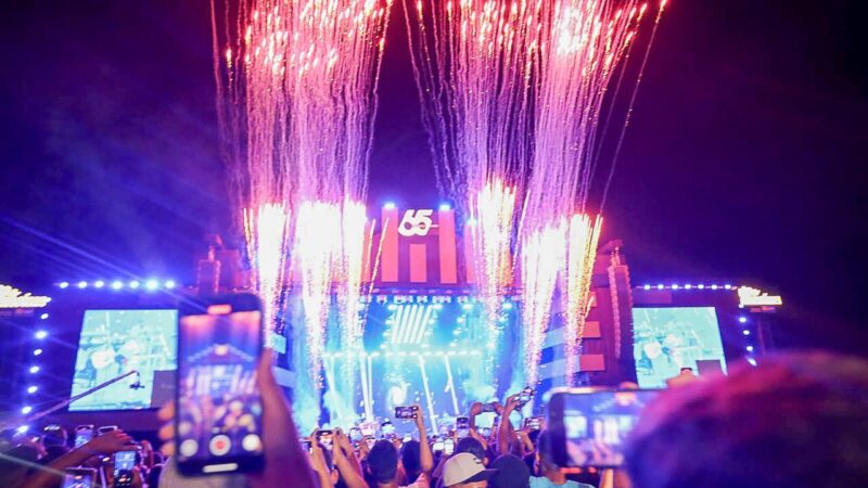 Queima de fogos marca a virada para o 21 de abril: Brasília completa 65 anos