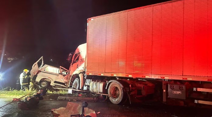 Nove pessoas morrem em acidente entre van e carreta no Norte de Minas Gerais