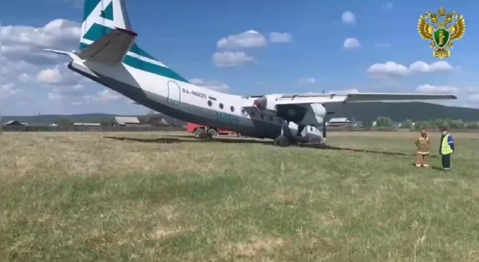 Avião russo sofre colapso no trem de pouso durante aterrissagem e assusta passageiros