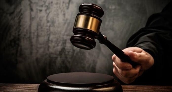 Justiça do DF declara ilegal greve dos professores e impõe multa milionária