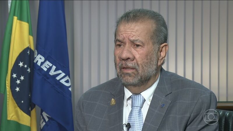 Ministro da Previdência, Carlos Lupi, deixa o cargo após escândalo de fraude no INSS