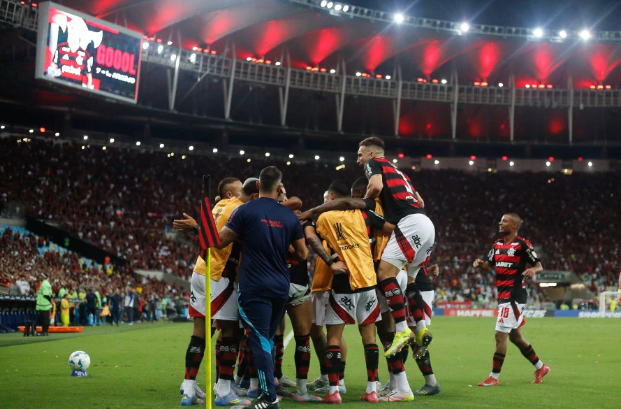 Flamengo vence LDU no Maracanã e Alex Sandro vira sensação entre torcedores