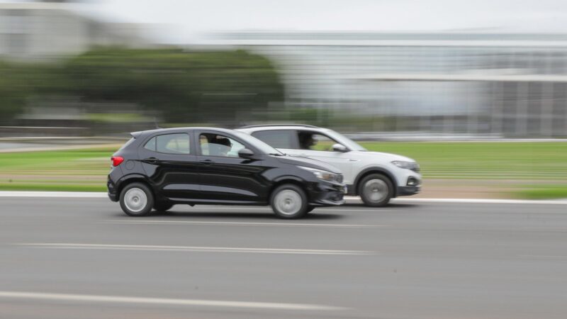 Jogar lixo pela janela do carro prejudica o meio ambiente e pode render multa para os motoristas