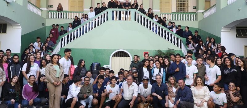 Governador de Minas Romeu Zema vistoria escola estadual tombada em Passa Tempo, reformada pelo Mãos à Obra