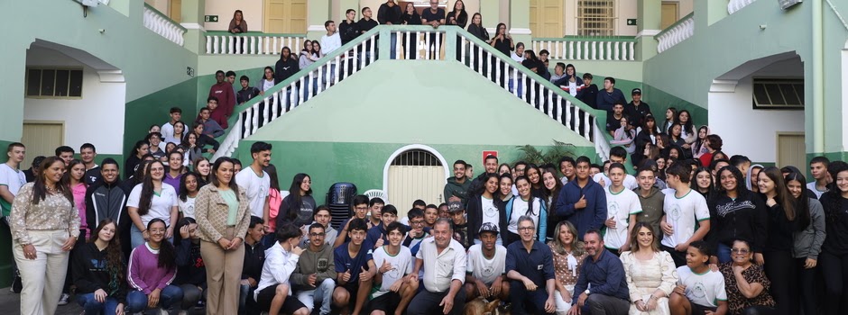 Governador de Minas Romeu Zema vistoria escola estadual tombada em Passa Tempo, reformada pelo Mãos à Obra