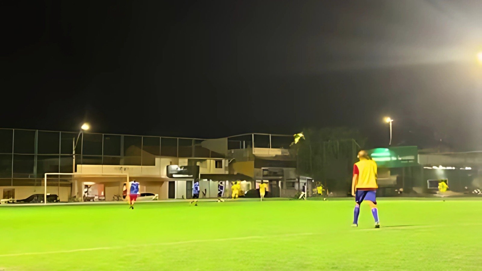 Campo sintético da Vila Planalto ganha iluminação e amplia uso noturno