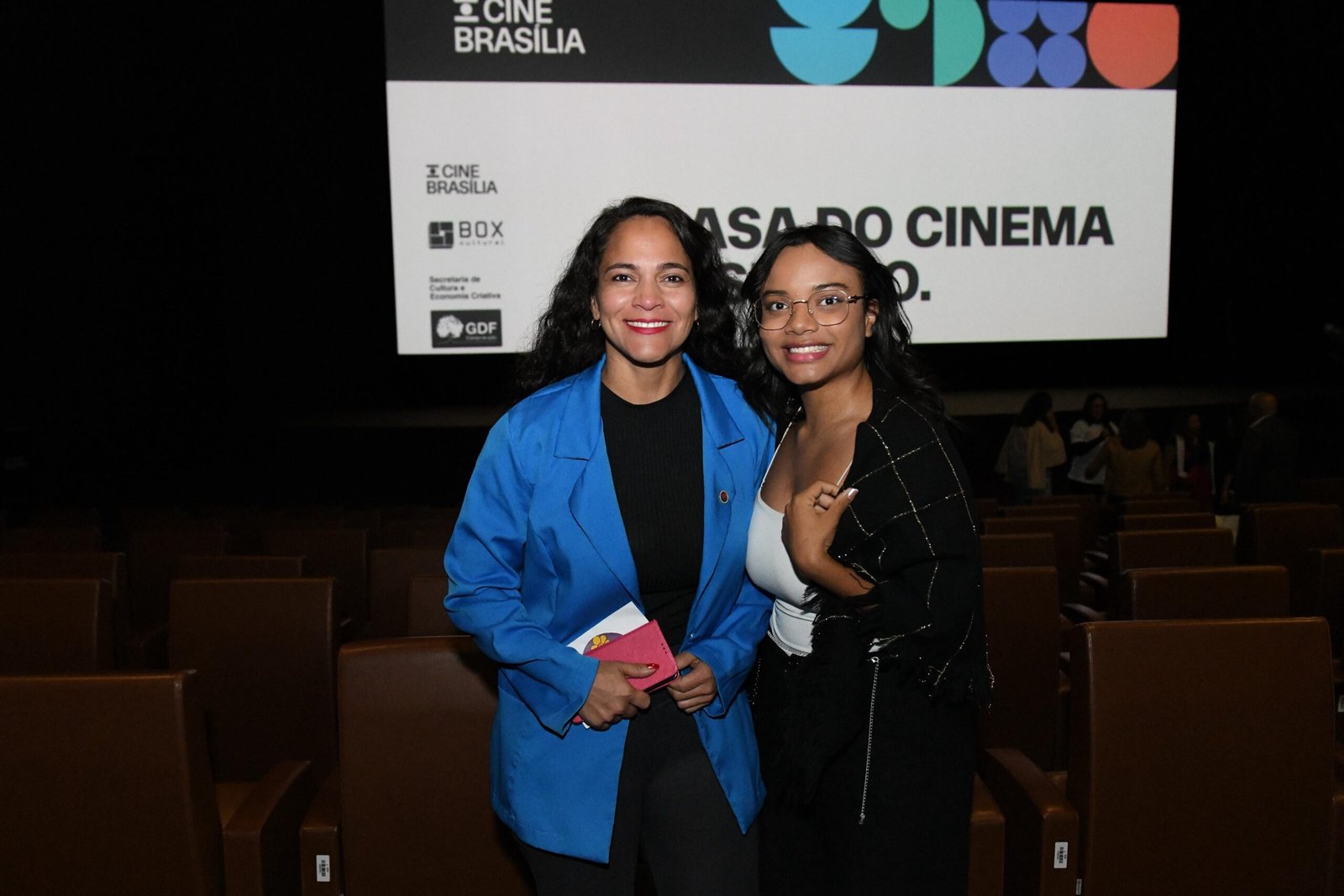Cine Brasília lotado para exibição de ‘Apesar De’, documentário que emociona e reforça luta contra abuso infantil