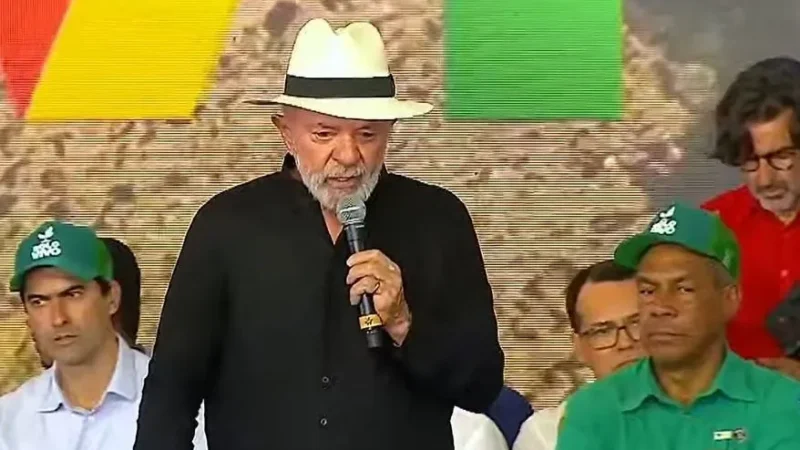 Lula defende regulação de redes: “Tudo tem controle, menos os aplicativos”