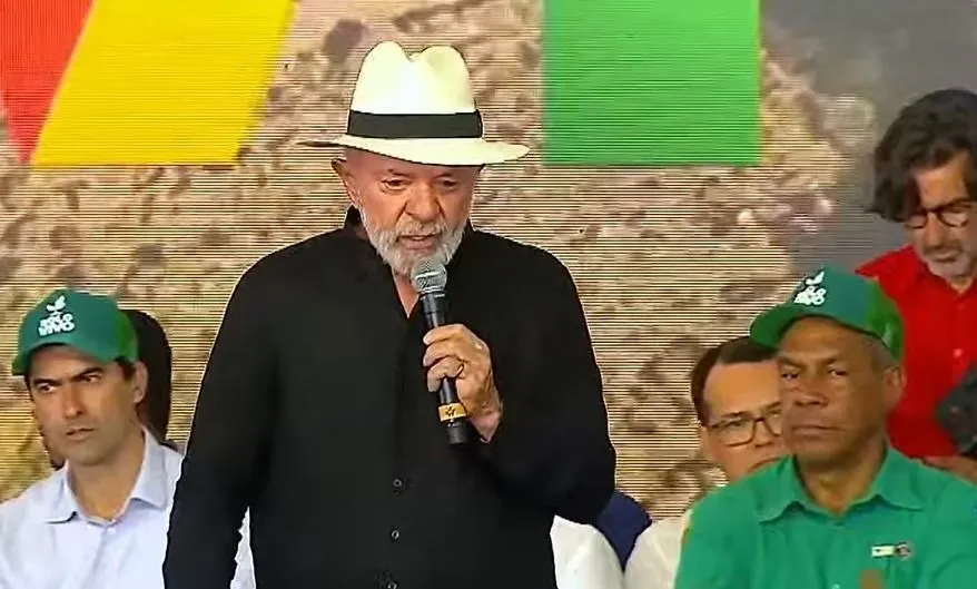 Lula defende regulação de redes: “Tudo tem controle, menos os aplicativos”
