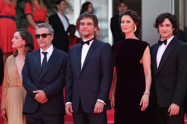 “O Agente Secreto”: filme brasileiro é ovacionado por 13 minutos em Cannes