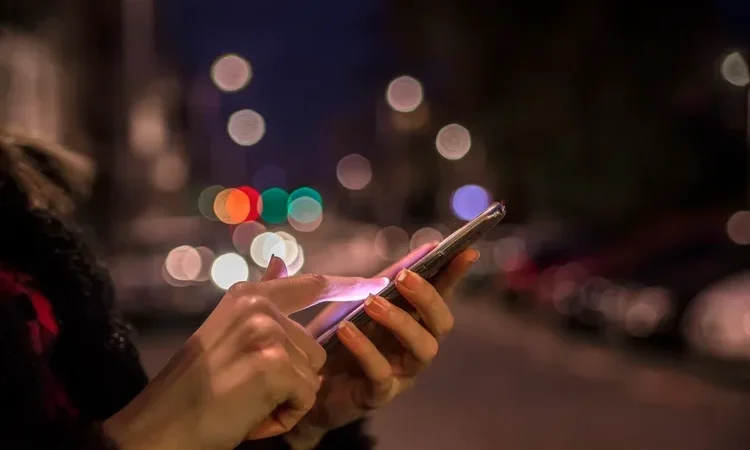 Brasileiro fica mais de 5 horas por dia mexendo no celular – mas especialista tem a solução