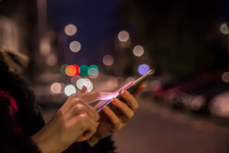 Brasileiro fica mais de 5 horas por dia mexendo no celular – mas especialista tem a solução