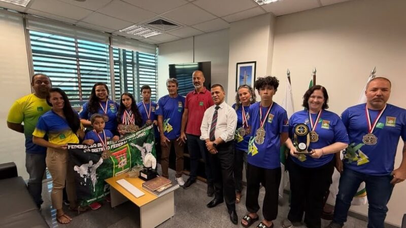 Deputado Martins Machado recebe atletas campeões de artes marciais no gabinete