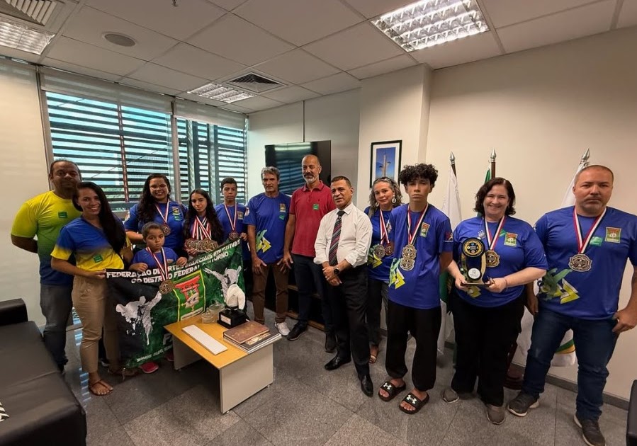 Deputado Martins Machado recebe atletas campeões de artes marciais no gabinete