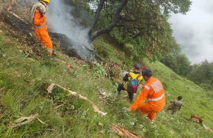 Helicóptero cai e mata sete pessoas no norte da Índia; condições climáticas podem ter contribuído