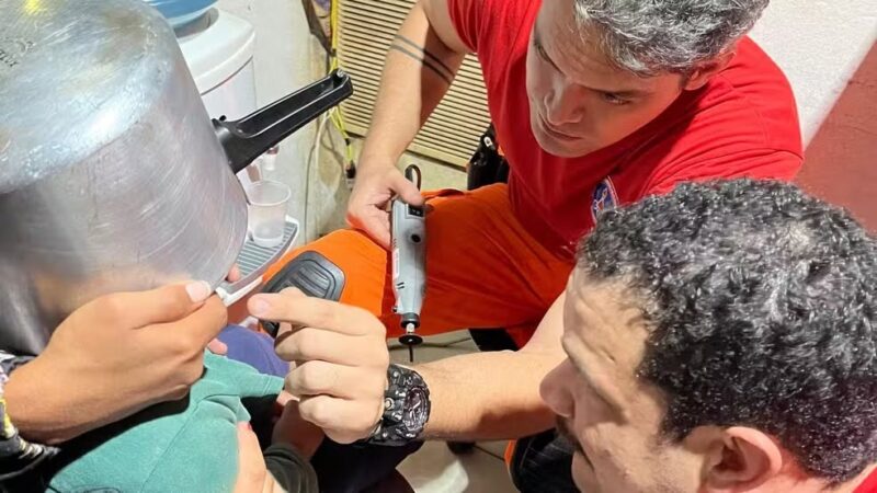 Menino de 2 anos fica mais de uma hora com panela de pressão presa na cabeça em MG