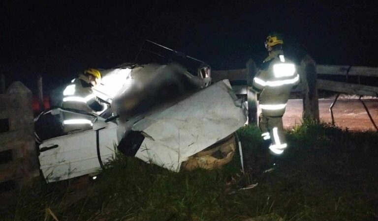 Passageiro morre em capotamento de carro no Sul de Minas
