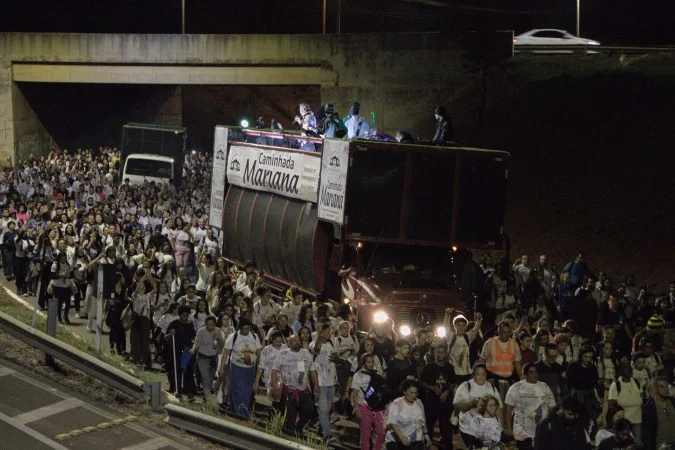 Fiéis lotam as vias do DF em 32km de peregrinação e fé