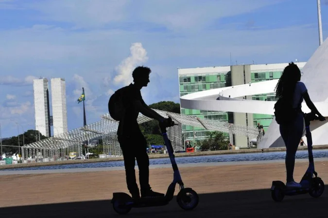 Patinete conquista o brasiliense, mas requer cuidados ao usar