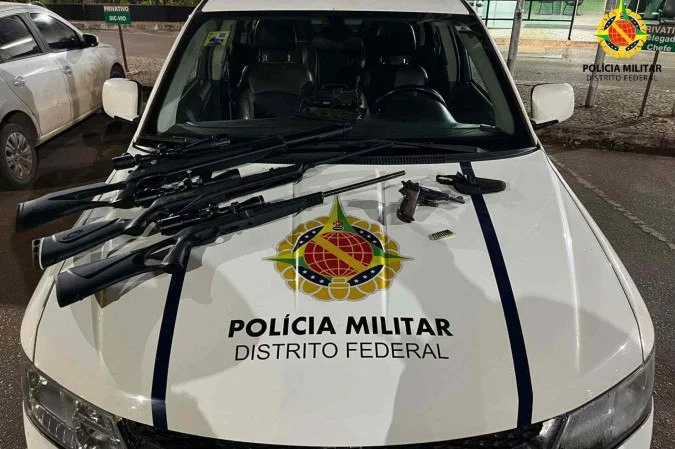 Denúncia de violência doméstica leva PMDF a prender homem com quatro armas