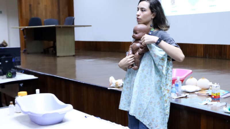 Gestantes aprendem na prática como cuidar de seus bebês