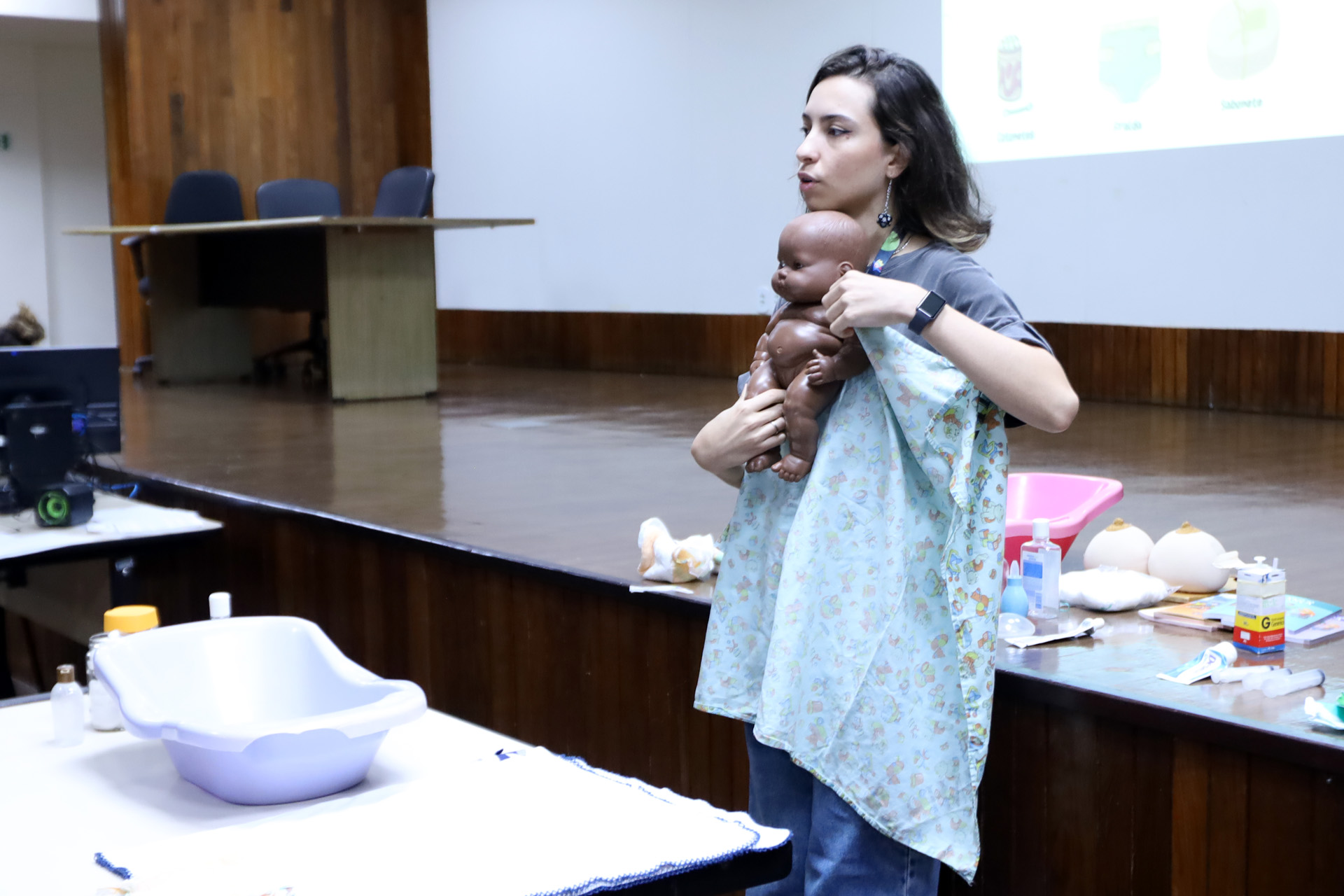 Gestantes aprendem na prática como cuidar de seus bebês