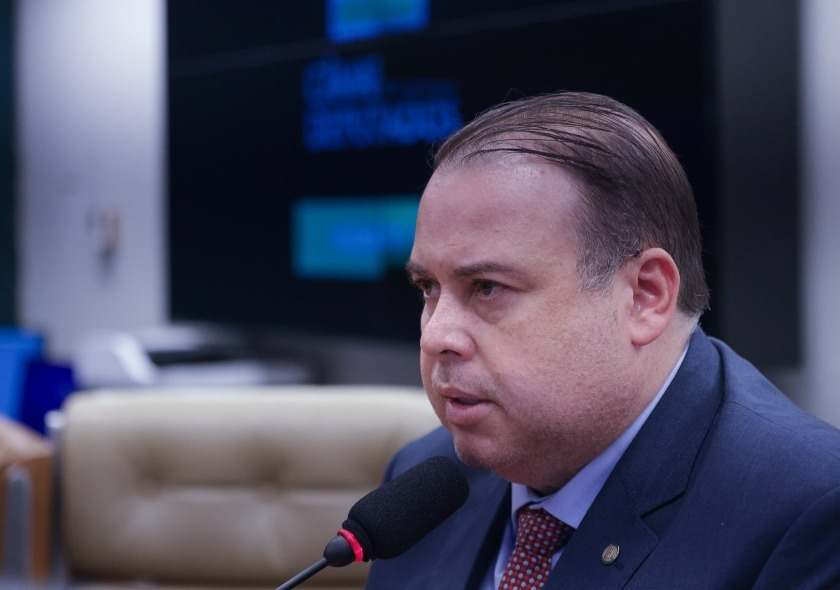 Comissão de Comunicação aprova projeto que proíbe criação de imagens pornográficas falsas feitas por IA