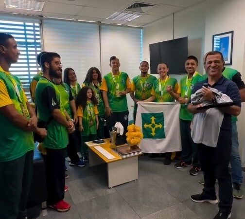 Atletas de kickboxing visitam gabinete do deputado Martins Machado para agradecer apoio