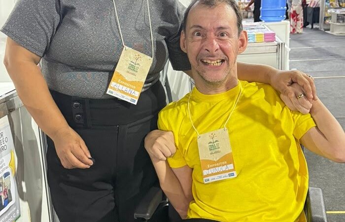 Feira do Livro celebra inclusão com a emocionante história de Junoca, autor que escreveu seu livro com os pés