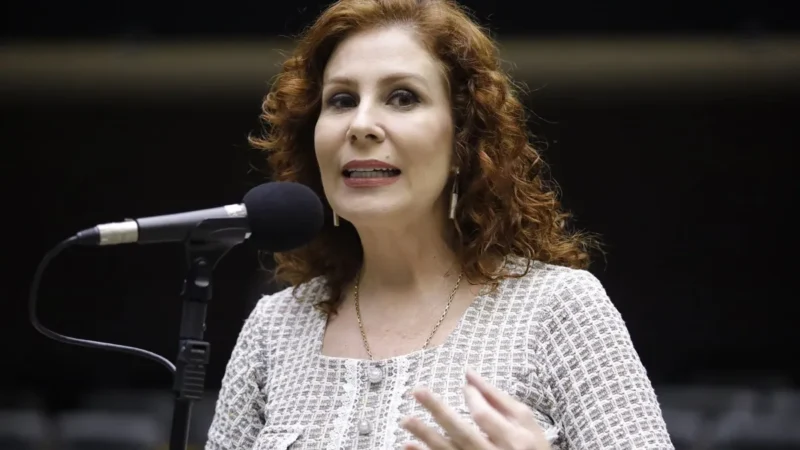 PF pede inclusão de Carla Zambelli em lista da Interpol