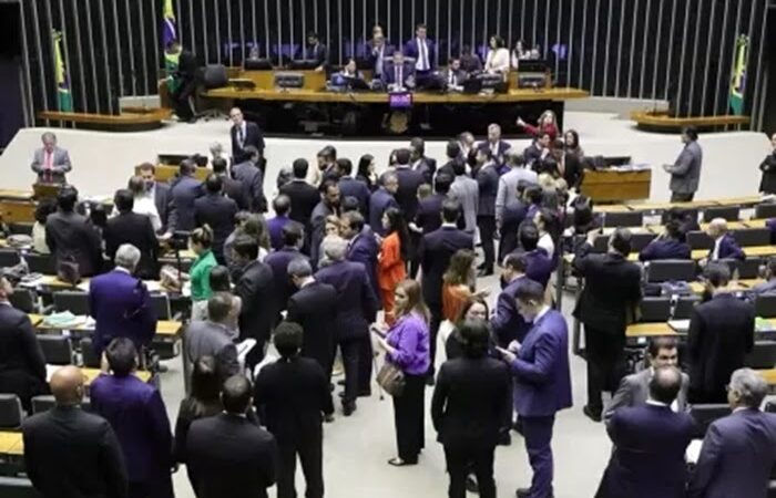 Câmara aprova urgência para projeto que prevê corte de 10% em benefícios fiscais até 2026