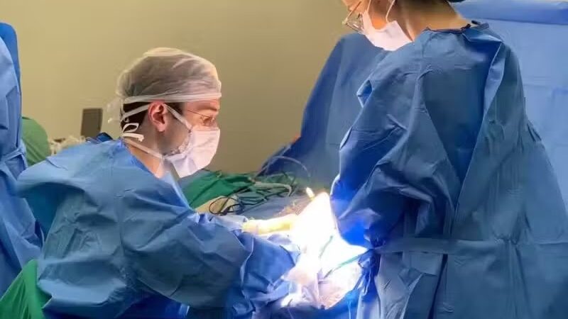 Após 20 anos em silêncio, homem volta a ouvir com cirurgia inédita no RS viabilizada por ação da Defensoria Pública
