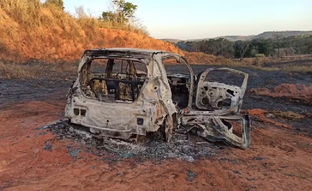 Corpo carbonizado é encontrado dentro de carro incendiado na BR-381, em Governador Valadares