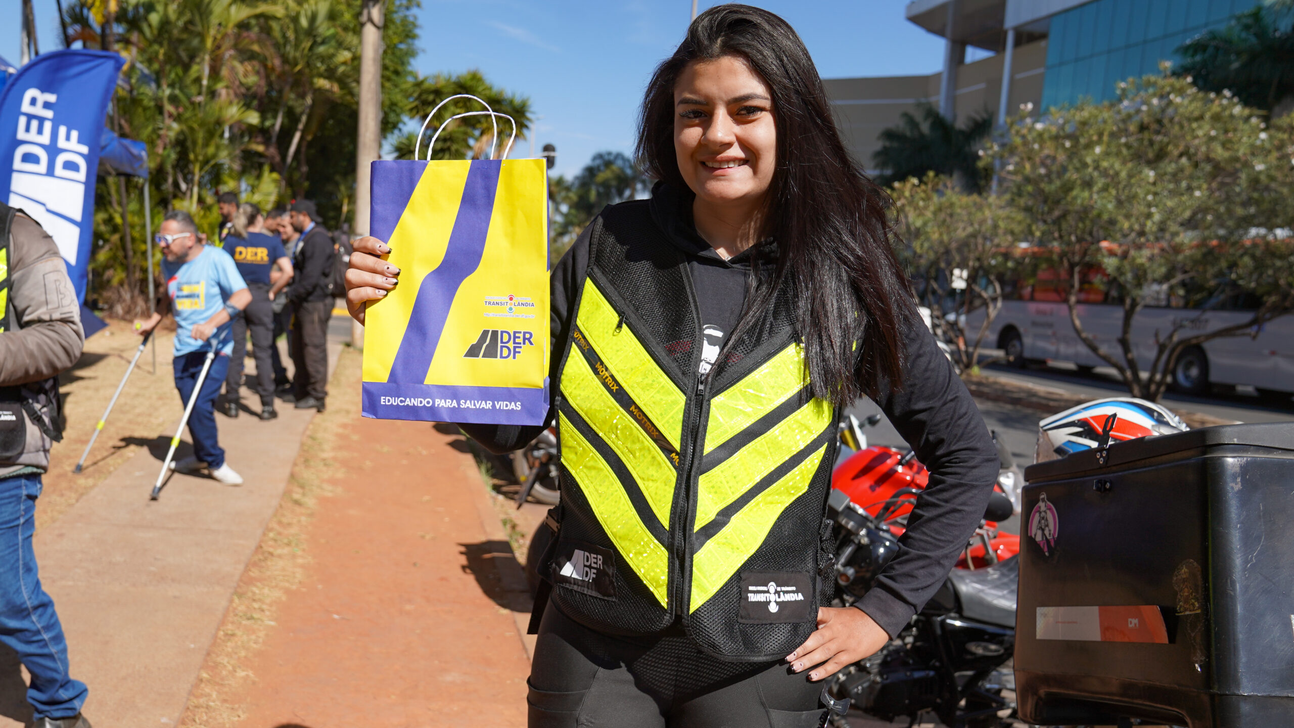 Transitolândia promove ação educativa para ciclistas entregadores e motofretistas