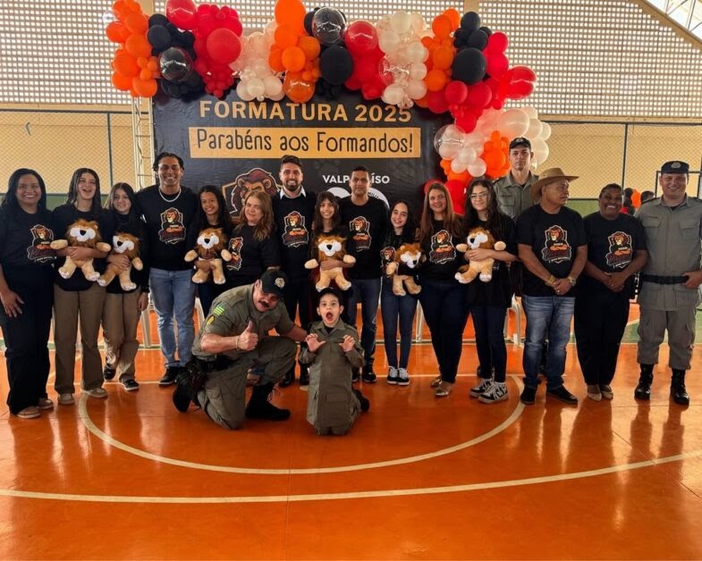 Mais de 300 alunos celebram formatura do PROERD em Valparaíso de goiás