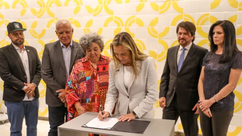 Governadora em exercício Celina Leão assina termo de concessão de terreno à Fundação Athos Bulcão