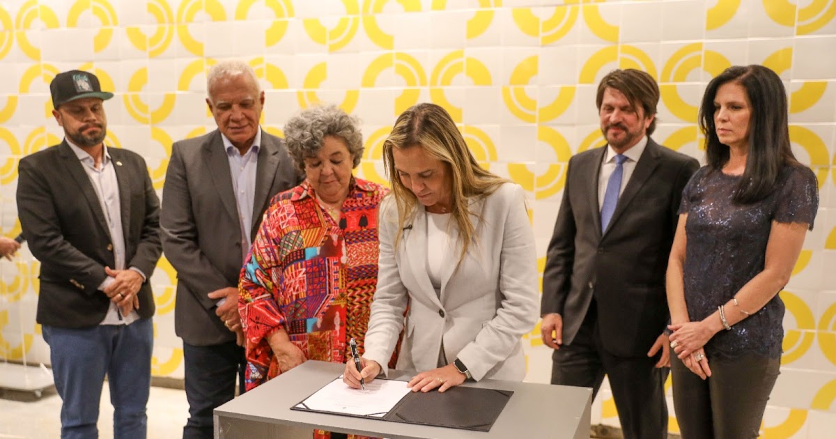Governadora em exercício Celina Leão assina termo de concessão de terreno à Fundação Athos Bulcão
