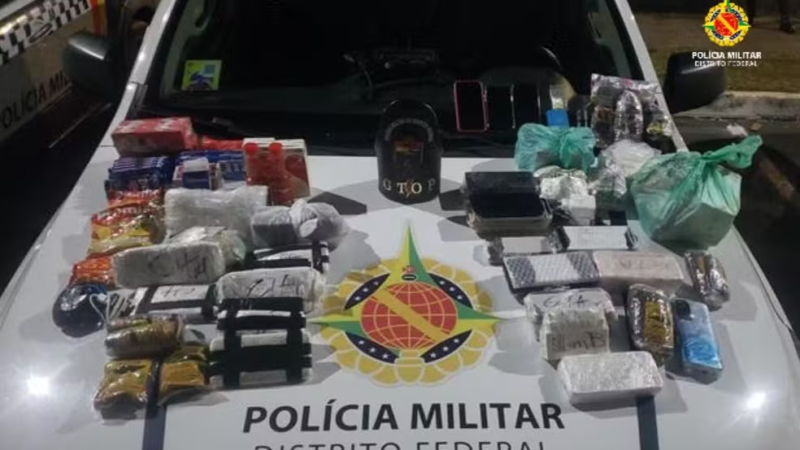 Três são presos no DF após tentar jogar pacotes com dezenas de celulares em presídio